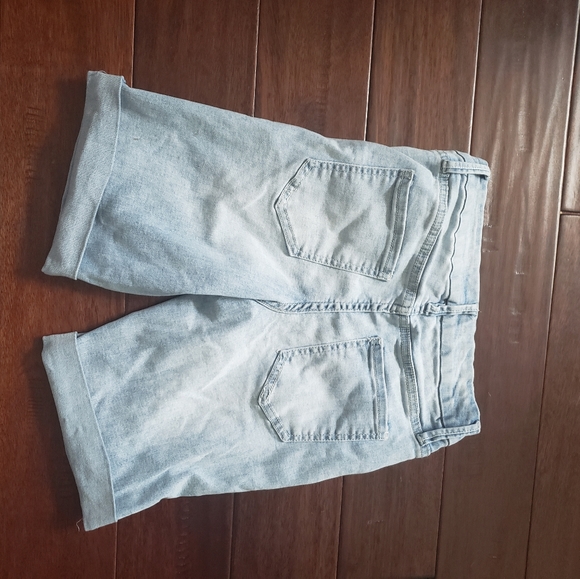 Women Light Wash Cuffed Shorts - Picture 4 of 4